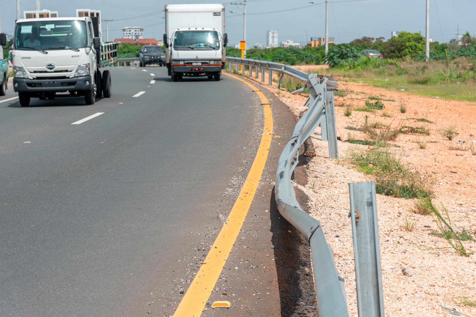 Los vehículos se desplazan a alta velocidad por el lugar.