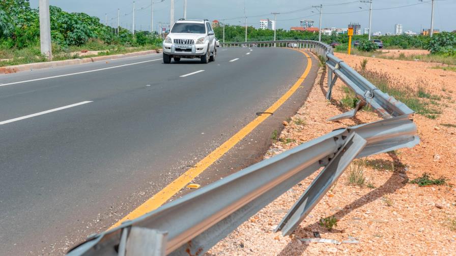 Conductores destruyen barandas de seguridad en Avenida Ecológica