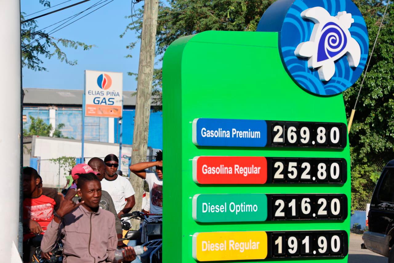 Las tres estaciones de gasolina en Comendador están militarizadas.