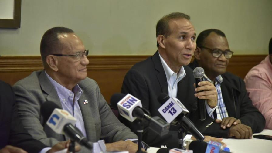 Ministro de Trabajo  en política y en horas laborales 