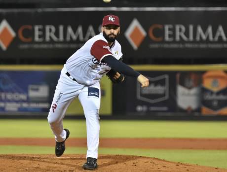 Gabriel Ynoa lanza el 7 de diciembre por los Gigantes del Cibao, en el partido frente a los punteros, Estrellas Orientales, en el estadio Julián Javier de San Francisco de Macorís. (Prensa/Gigantes).