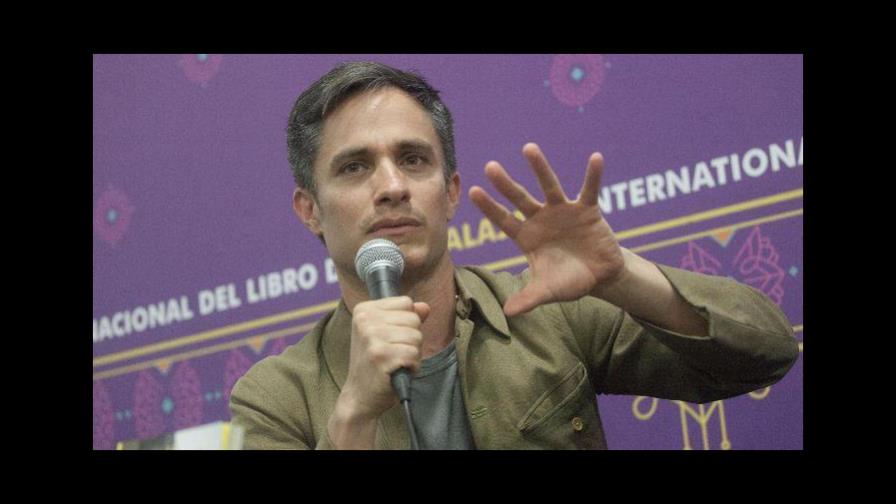 Critican a Gael García por apoyar a jefe de lucha contra COVID-19 en México