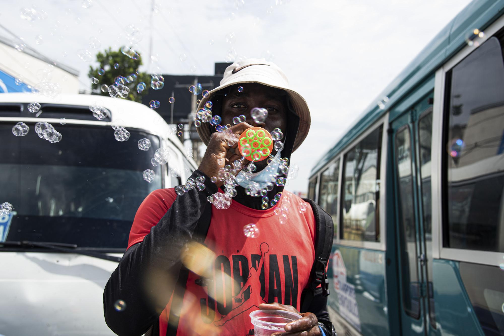 Un hombre de nacionalidad haitiana recorre las calles vendiendo juguetes de bajo costo (Foto: Dania Acevedo)