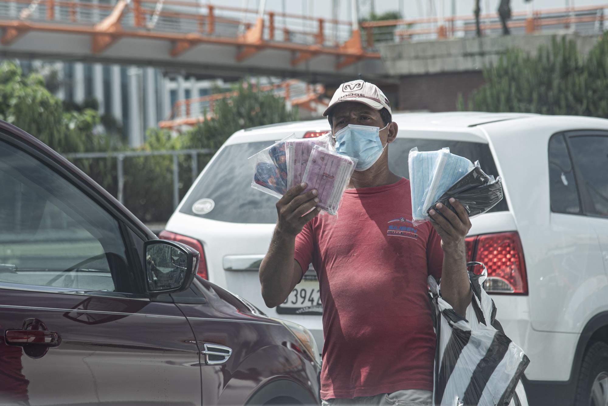 En tiempo de pandemia los vendedores informales sacan provecho vendiendo productos relacionados con la crisis sanitaria. (Foto: Dania Acevedo)