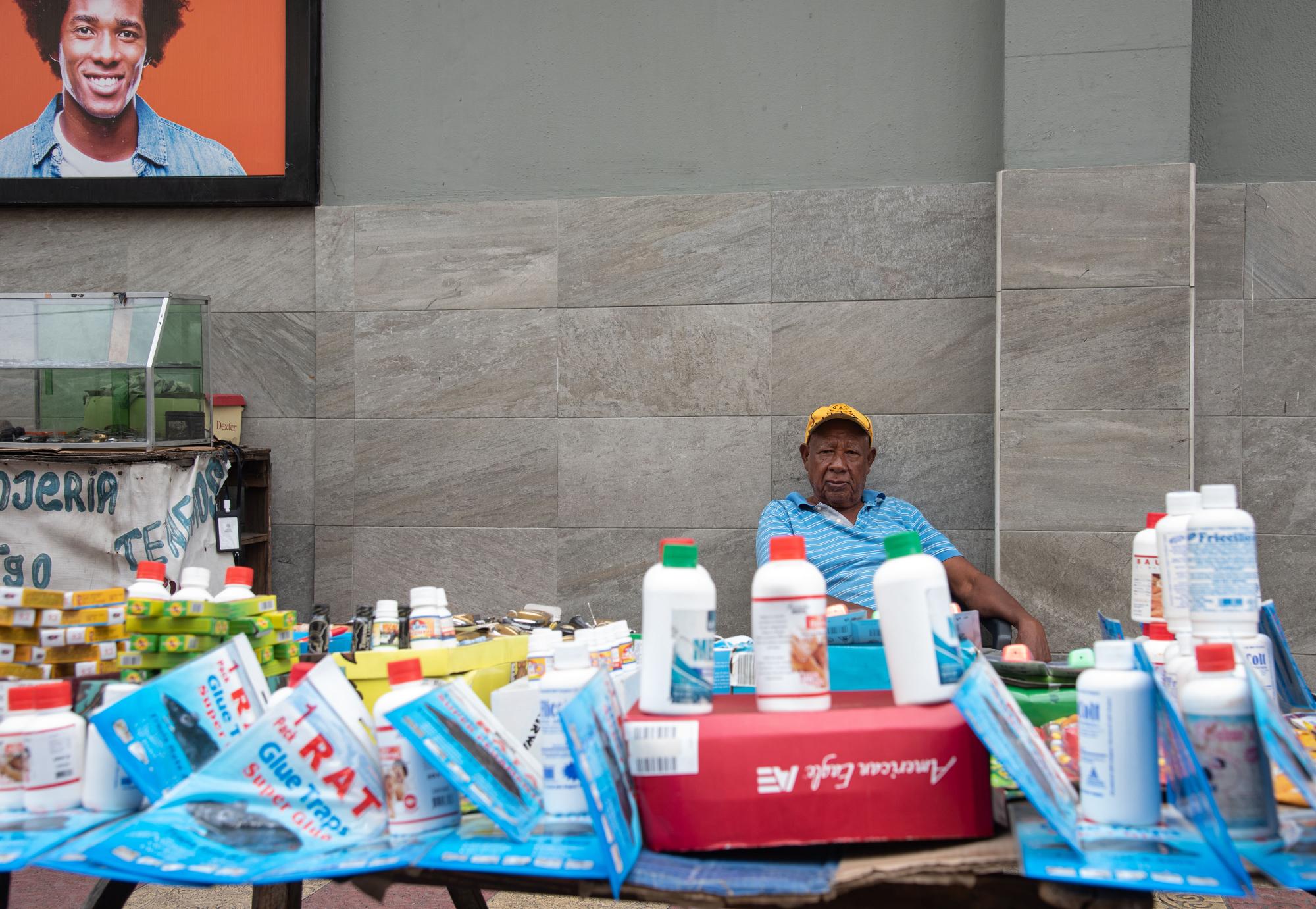 Amado Dominicano, vendedor informal en la avenida Mella de Santo Domingo, tiene 14 hijos y con el negocio ha mantenido a su familia. Se queja de las amenazas de desalojo por parte de la Alcaldía del Distrito Nacional. (Foto: Dania Acevedo)