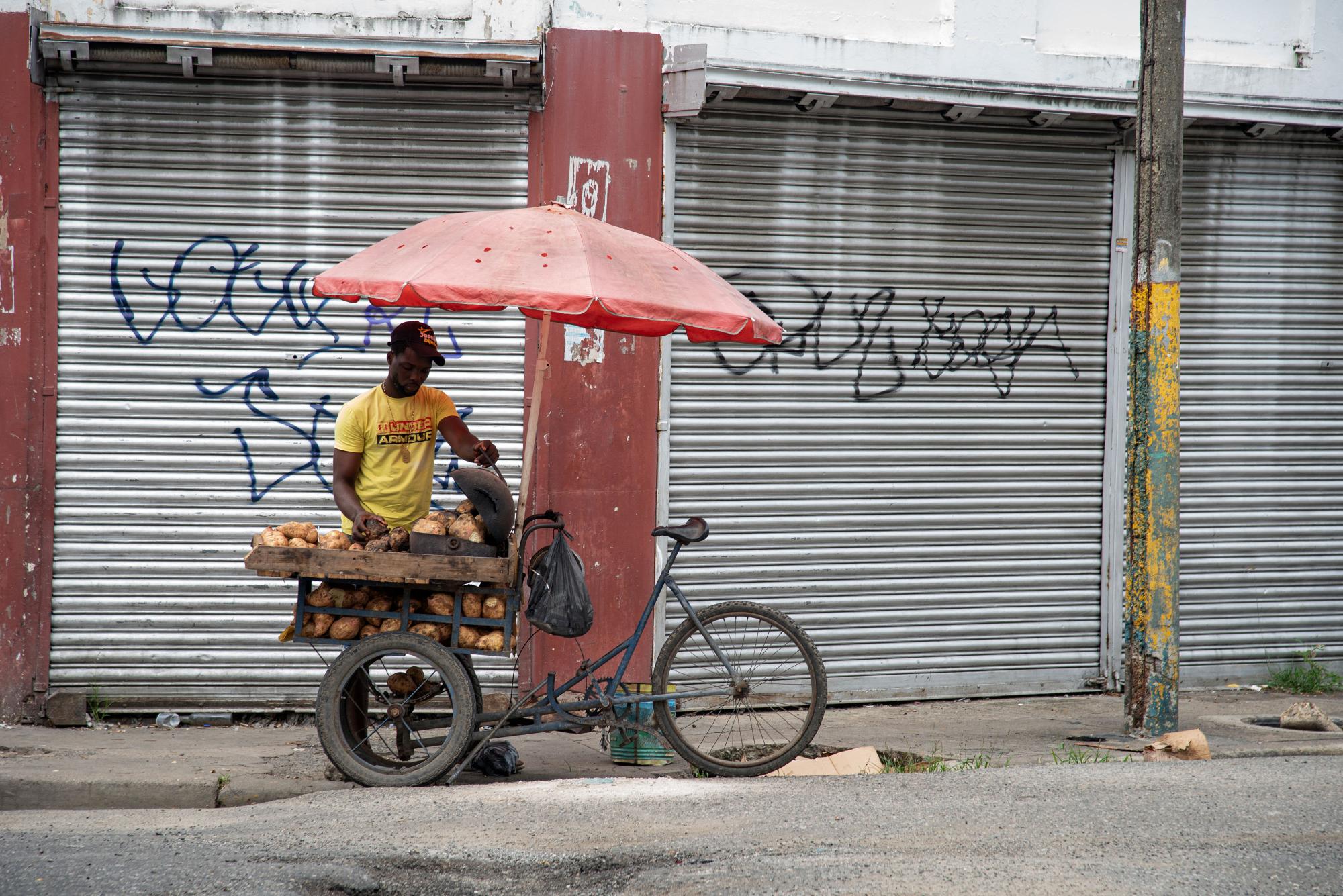 Domingo es un vendedor de batata asada que circula las calles de Santo Domingo en una bicicleta convertida en una venta ambulante. (Foto: Dania Acevedo)