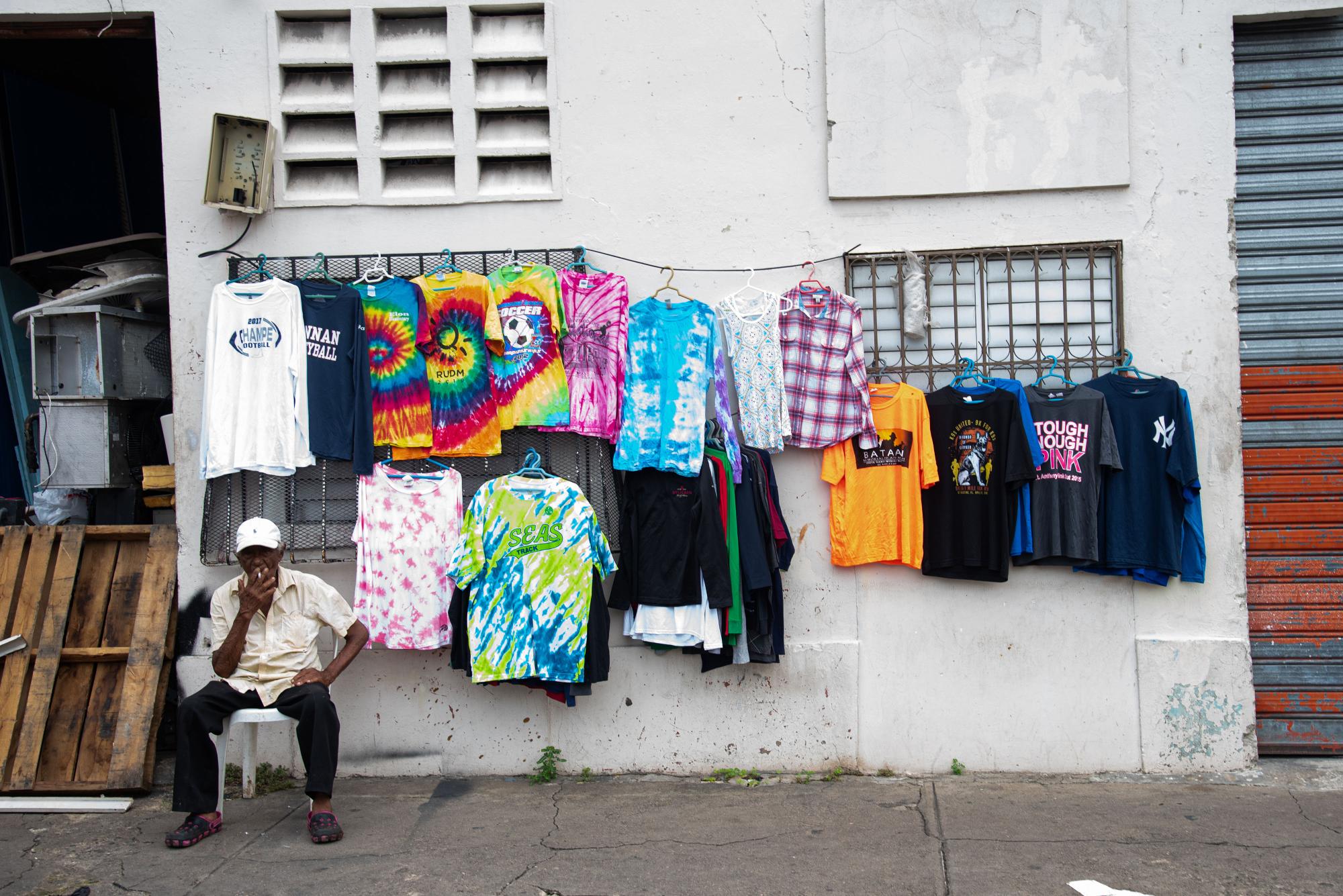 La ropa usada es una de las mercancías más comunes en manos de los comerciantes informales. (Foto: Dania Acevedo)