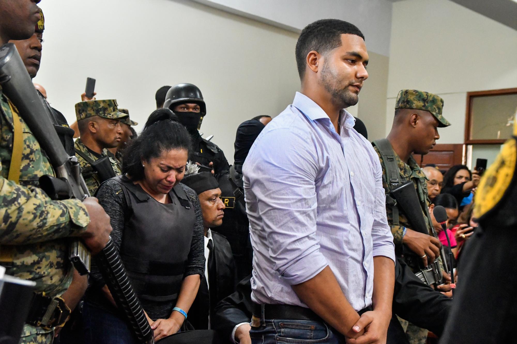 Marlin y Marlon Martínez de pie al momento de que se les dictara la condena de 5 y 30 años de prisión respectivamente. 
