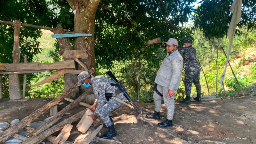Policía desmantela una gallera clandestina en Piedra Blanca
