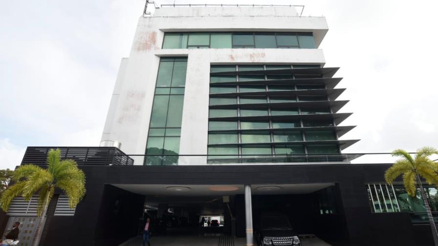 Altos funcionarios y empresarios están reunidos con Gonzalo Castillo 