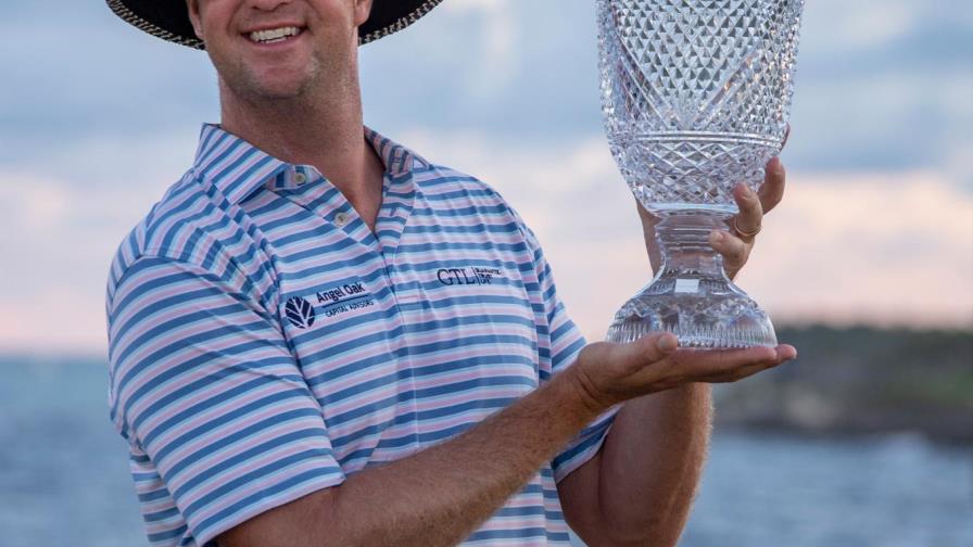 Swafford gana el Corales Puntacana y recibe trofeo del presidente Abinader
