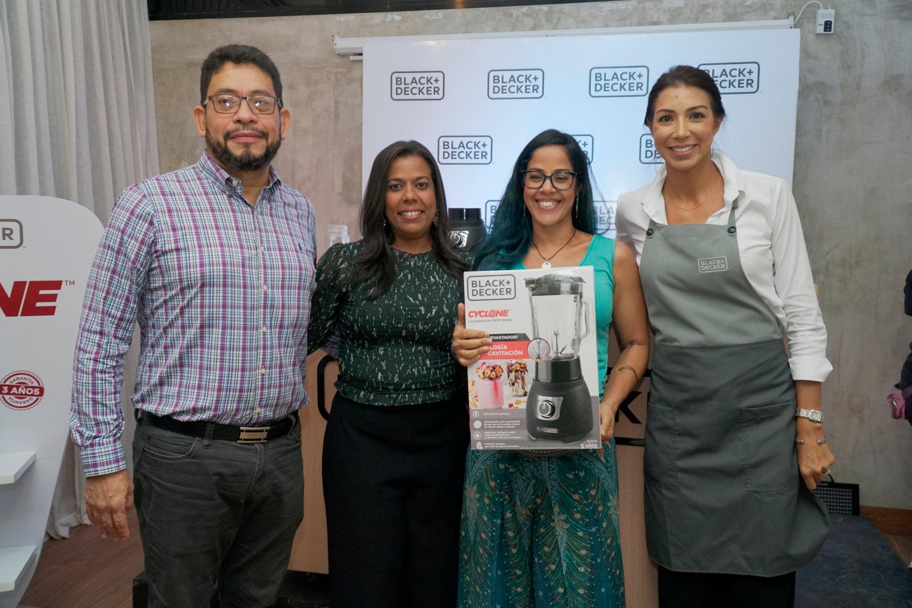 La feliz ganadora de una licuadora Cyclone.