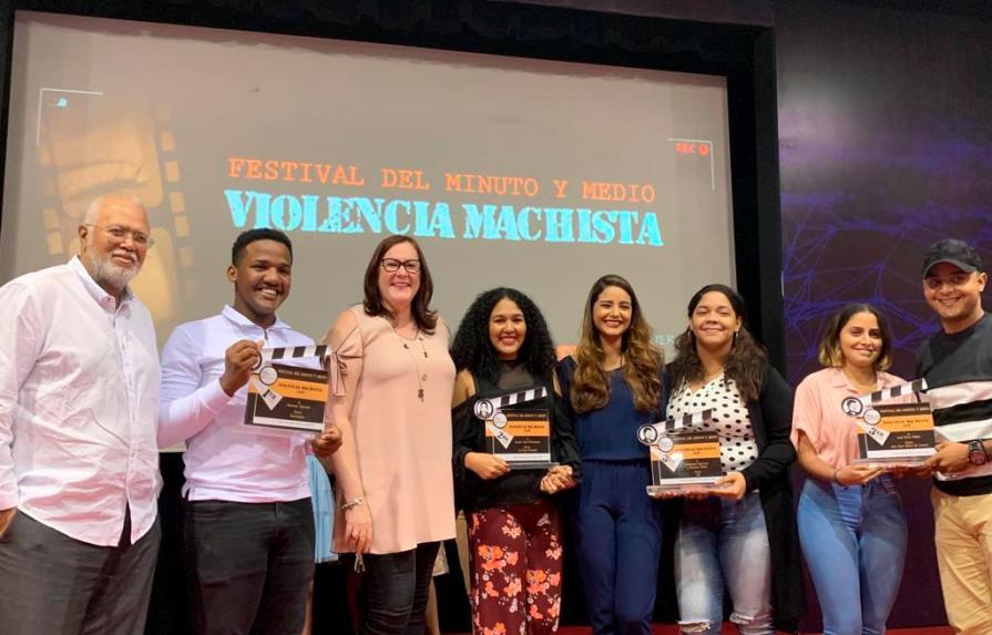 Ministerio de la Mujer entrega premios del II festival del Minuto y Medio Violencia Machista