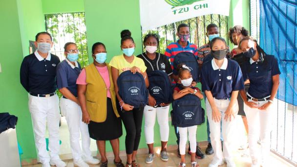 Cámara de Comercio de Taiwán en RD entrega computadoras a niños y jóvenes