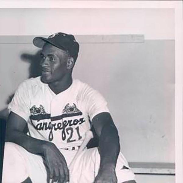 George “Garabato” Sackie, líder  de pitcheo con 8-3 en 1955-56
