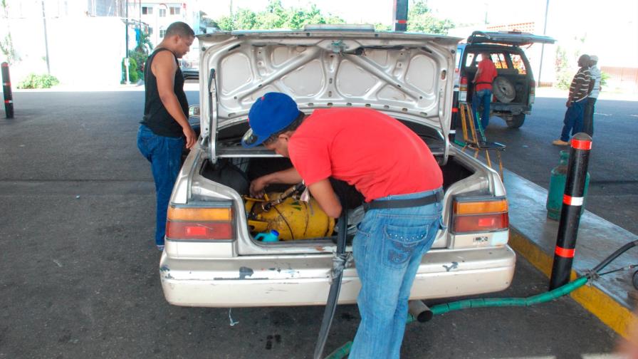 Gasolinas registran su nivel más bajo de los últimos 18 meses