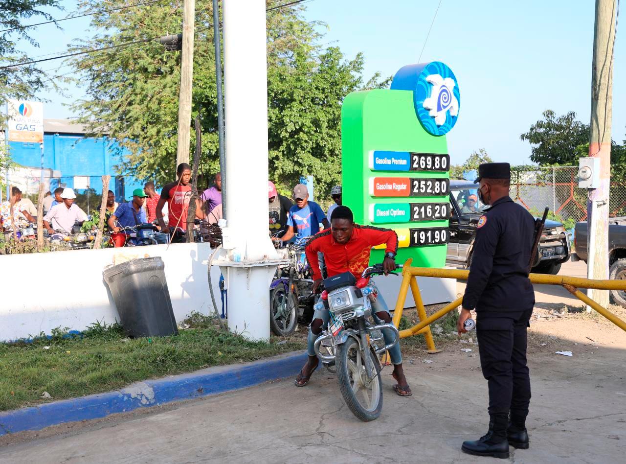 Los miembros del Cuerpo Especializado de Control de Combustibles (Ceccom) y del Ejército Nacional controla el despacho.