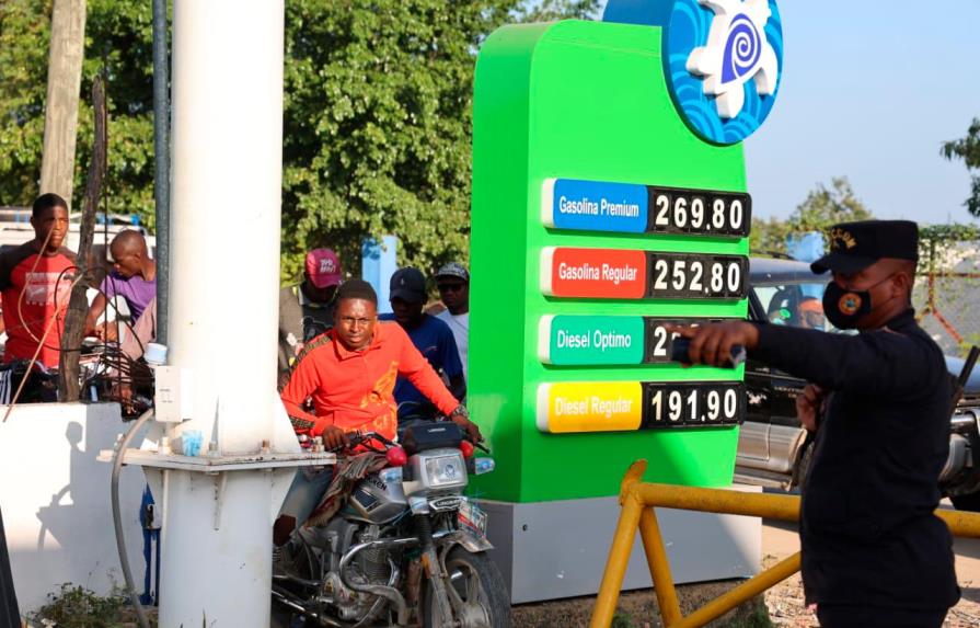 Haitianos abarrotan estaciones de gasolina en Elías Piña