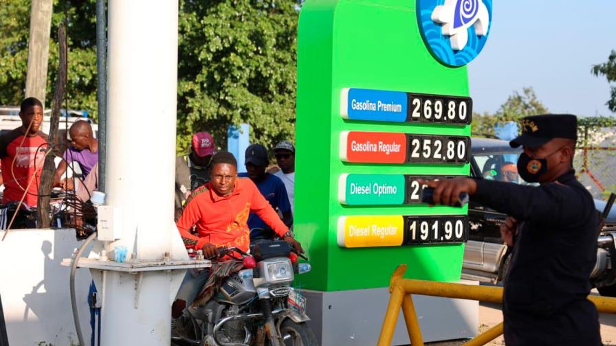 Haitianos abarrotan estaciones de gasolina en Elías Piña Haitianos abarrotan estaciones de gasolina en Elías Piña