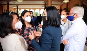 Pareja presidencial recibe a sus vecinos de Gazcue en el Palacio 