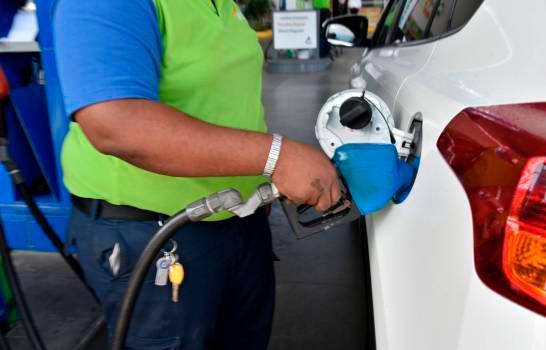 Gobierno mantiene deuda de RD$1,500 millones por frenar alza de precios de combustibles