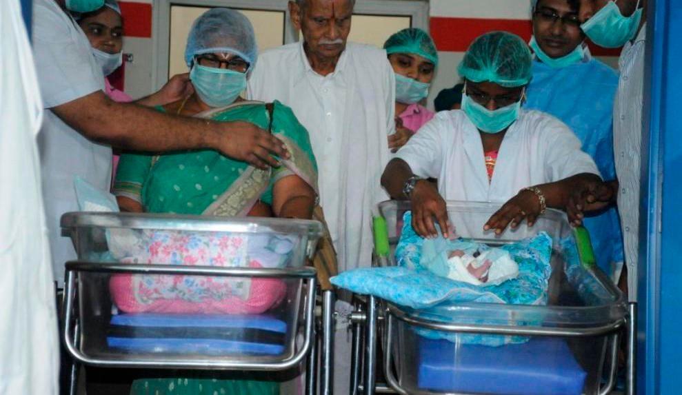 Mujer de 73 años en India ha dado a luz gemelas 
