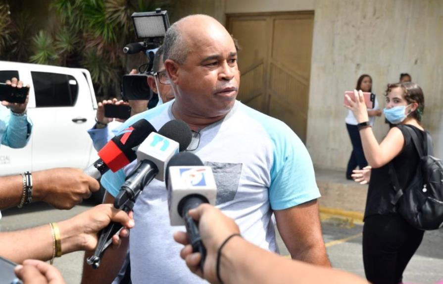 Padre de Emely Peguero explota contra la justicia, tras la reducción de la condena a Marlin Martínez