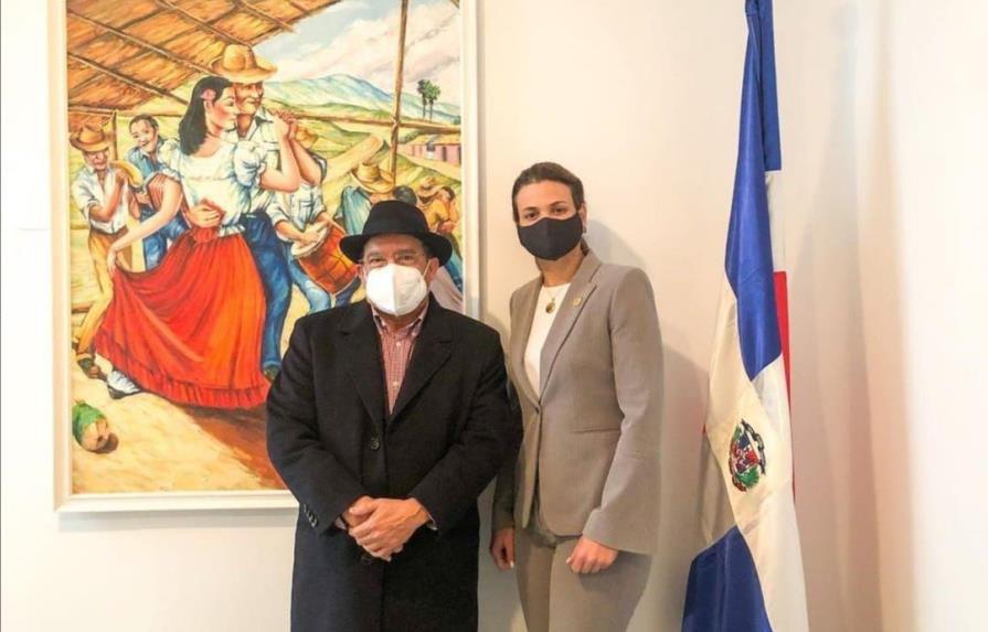 La cónsul Katherine Peña y el historiador Genaro Rodríguez se reúnen