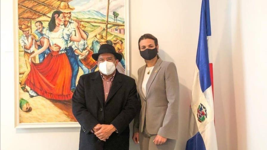 La cónsul Katherine Peña y el historiador Genaro Rodríguez se reúnen