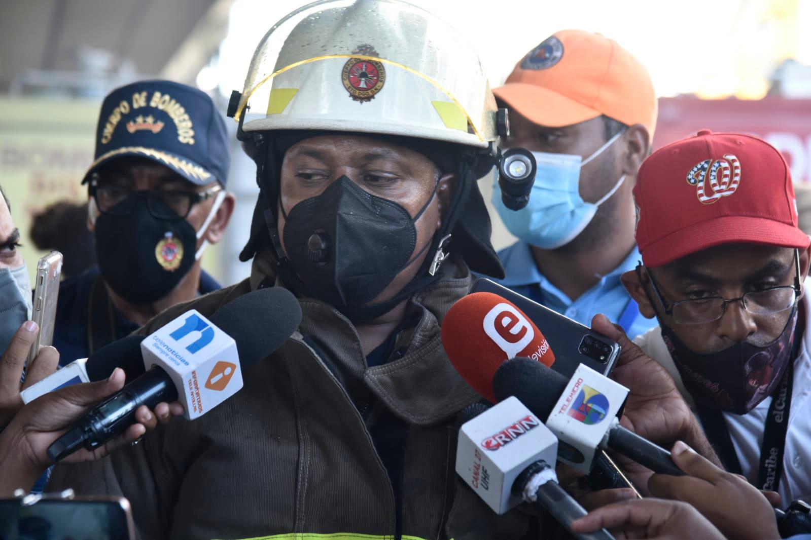 El general José Luis Frómeta Herasme, jefe del Cuerpo de Bomberos del Distrito Nacional, habla con la prensa sobre el incendio en Aro y Pedal.