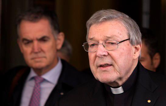 Retiran cargos a periodistas que informaron sobre juicio por pederastia a cardenal australiano