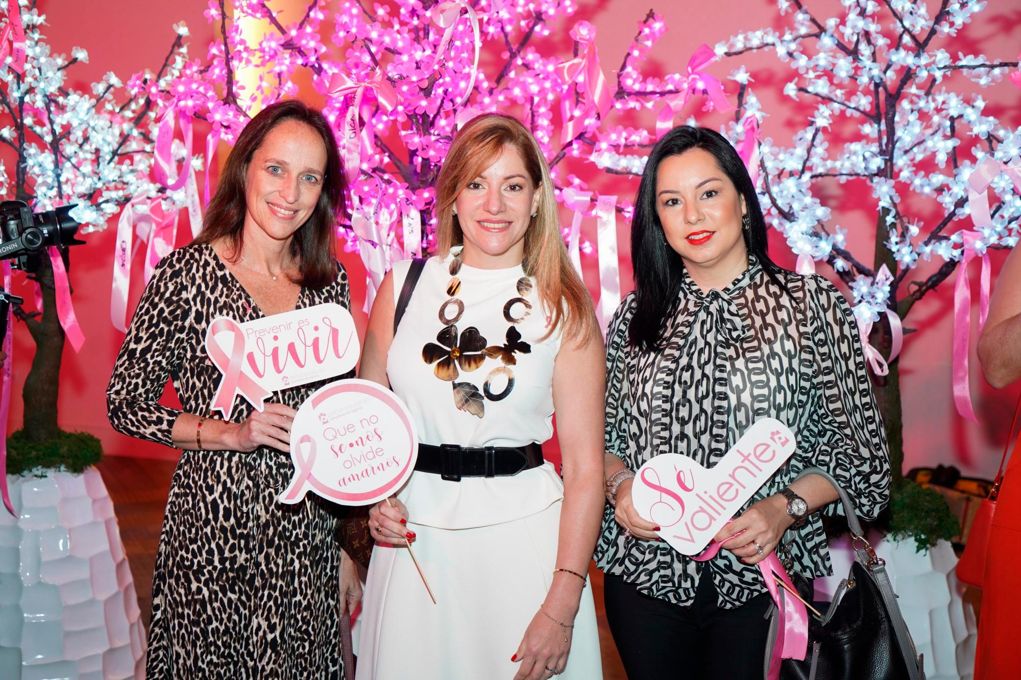 Georgia Reid de Piantini, Christie Pou de Piantini y Sandy Pou de Fernandez.