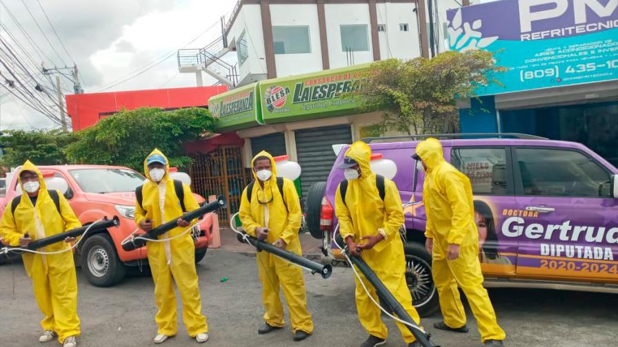 Gonzalo Castillo y  Gertrudis Ramírez  realizan jornada de fumigación en Los Alcarrizos