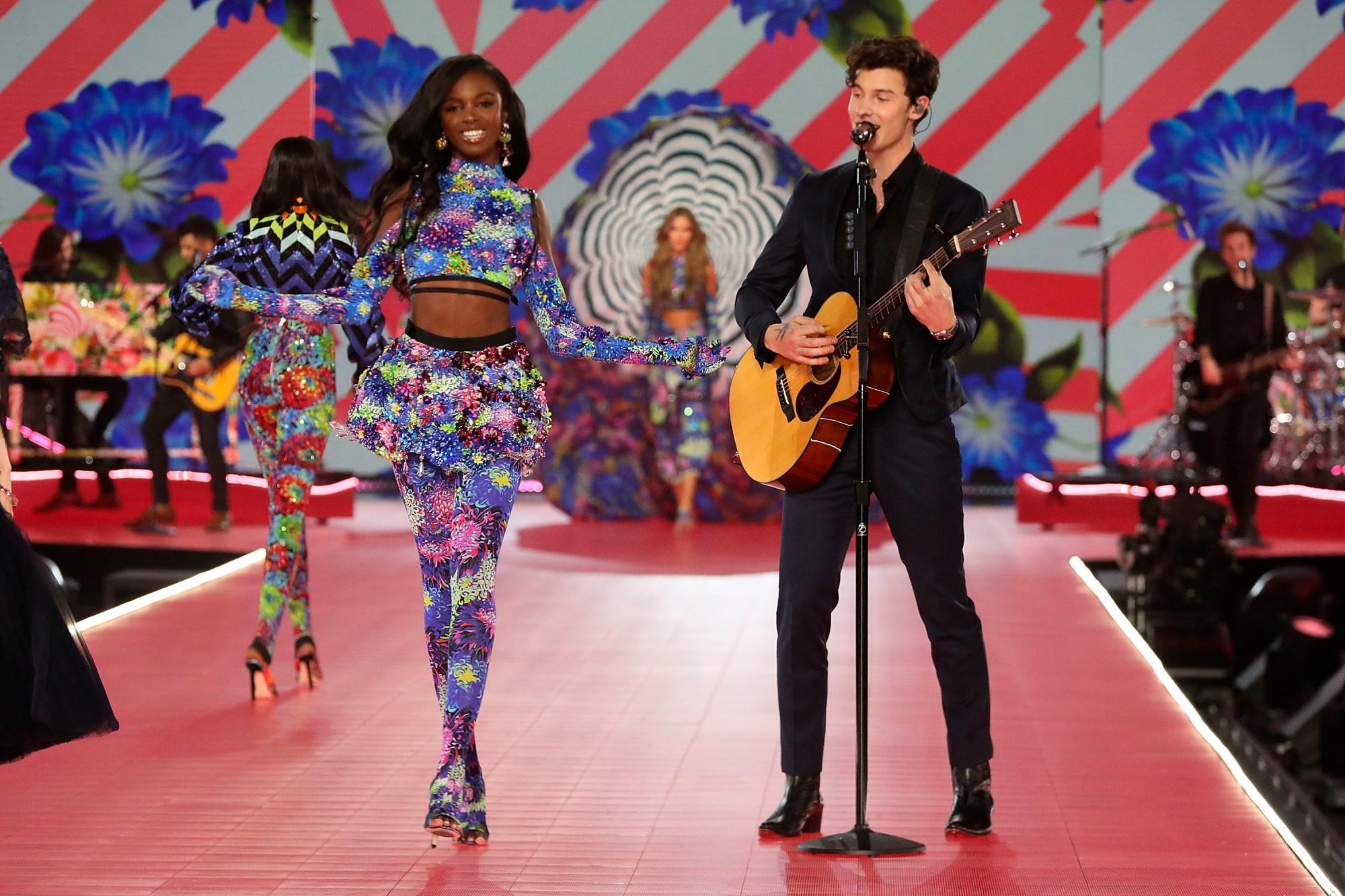 Leomie Anderson y Shawn Mendes.