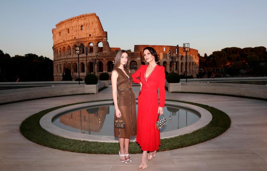 Catherine Zeta-Jones y su hija realizan colaboración con Fendi 