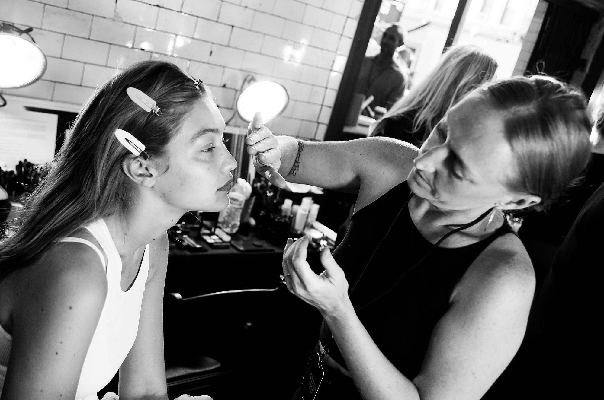 Behind the scenes del desfile de Tom Ford. 