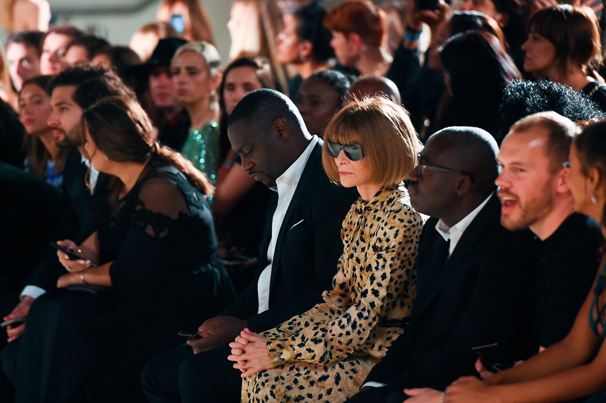 Anna Wintour y Edward Enninful miran desde la primera fila del desfile de Fashion For Relief Londres 2019 en el Museo Británico el 14 de septiembre de 2019 en Londres, Inglaterra.
