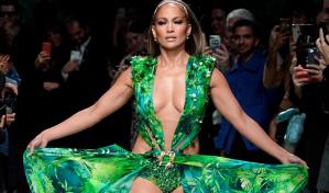 Versace acusa a Fashion Nova de copiar el vestido verde de JLo 