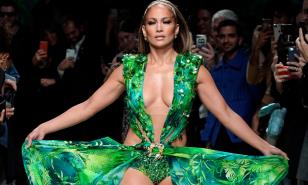 Versace acusa a Fashion Nova de copiar el vestido verde de JLo 