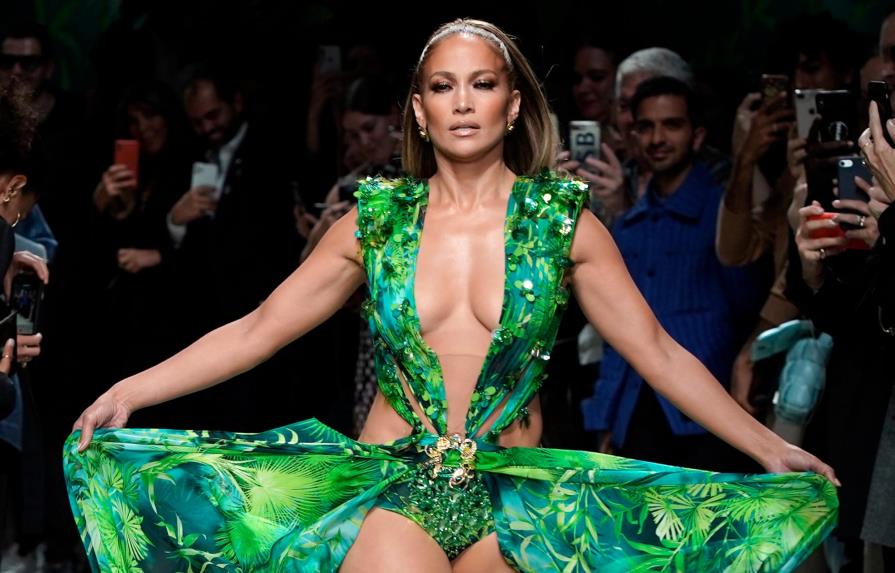 Versace acusa a Fashion Nova de copiar el vestido verde de JLo 
