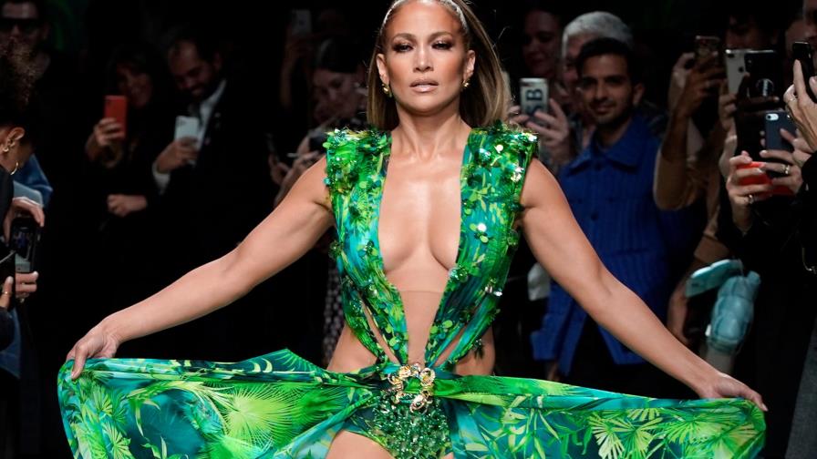 Versace acusa a Fashion Nova de copiar el vestido verde de JLo 
