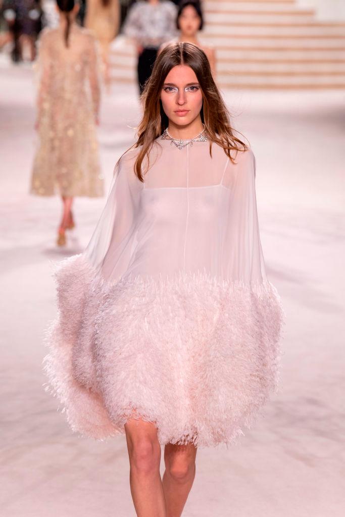 Una modelo se presenta en la pasarela del desfile “Metiers d'Art 2019-2020” de Chanel. 