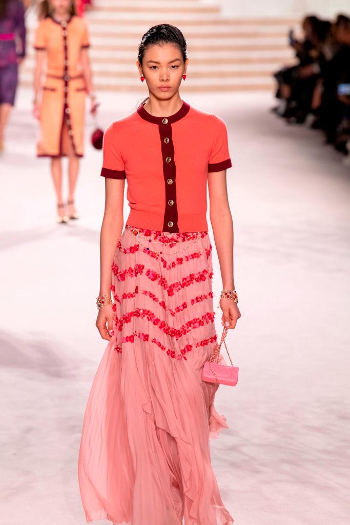 Otra modelo se presenta en la pasarela del desfile “Metiers d’Art 2019-2020” de Chanel. 