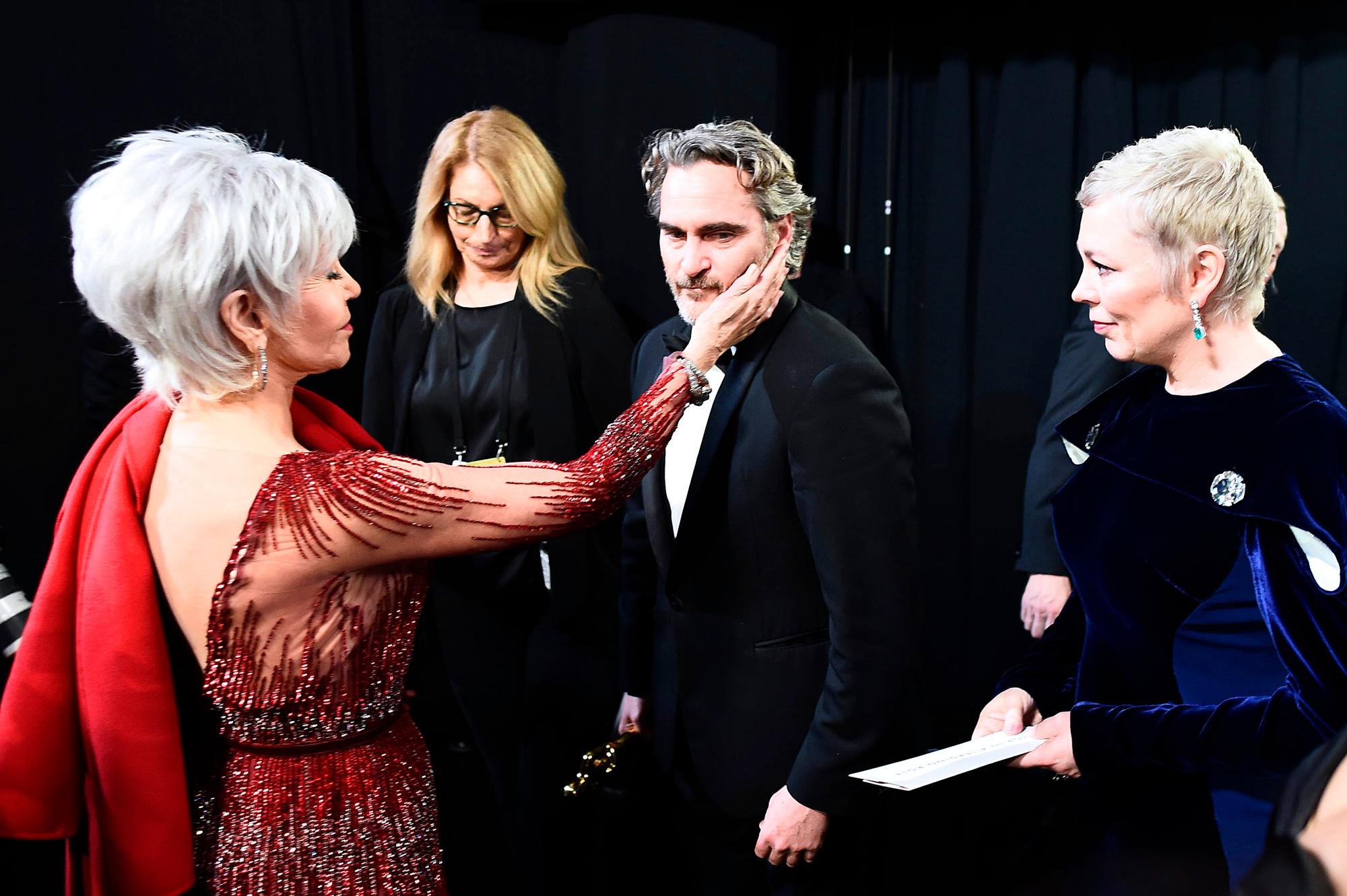 Jane Fonda, Joaquin Phoenix, ganador del premio al Mejor Actor, y Olivia Colman detrás del escenario durante la 92a Anual de los Premios de la Academia en el Dolby Theatre el 09 de febrero de 2020 en Hollywood, California.