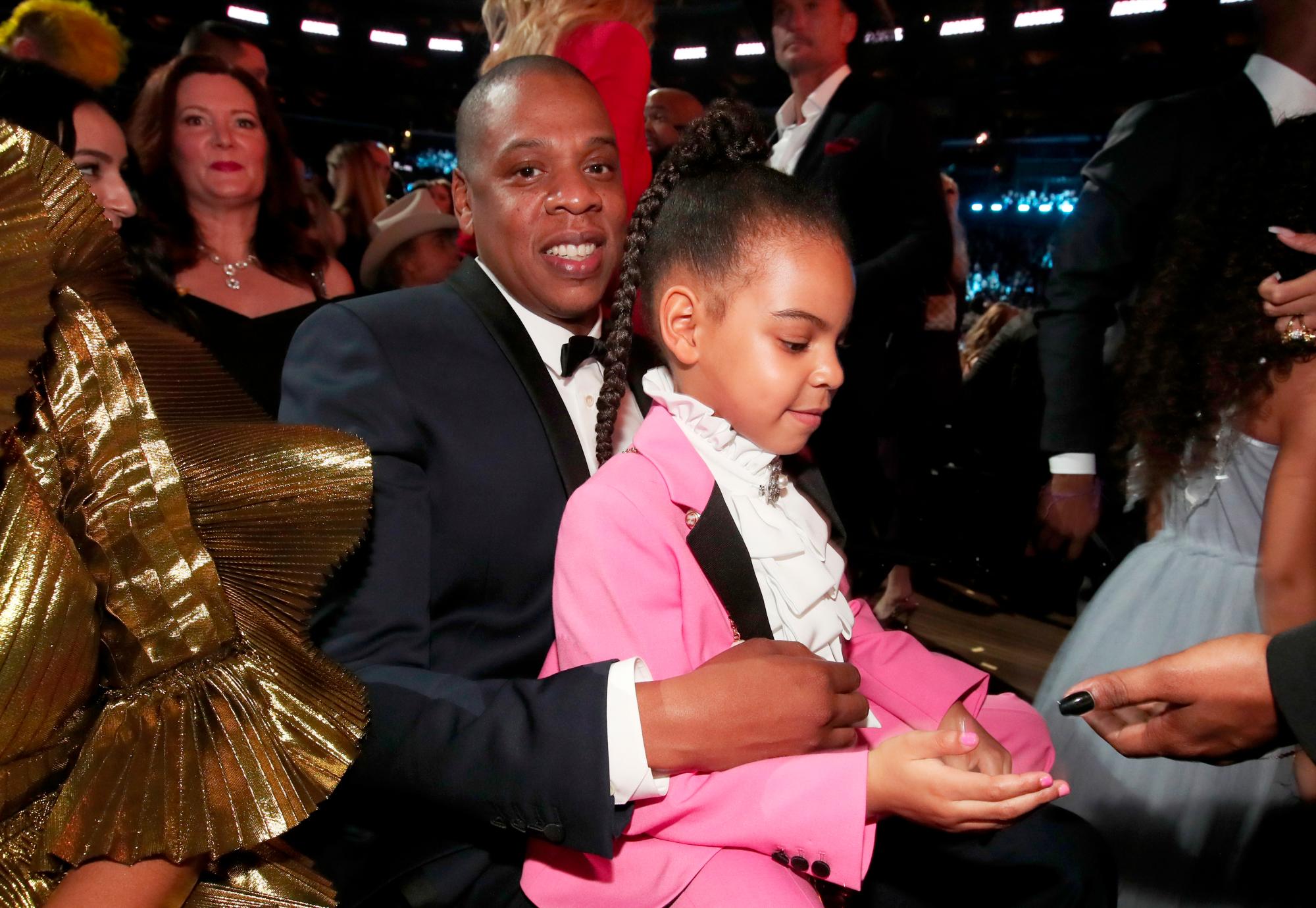 Blue Ivy Carter y su padre en la celebración 59 de los Grammy 