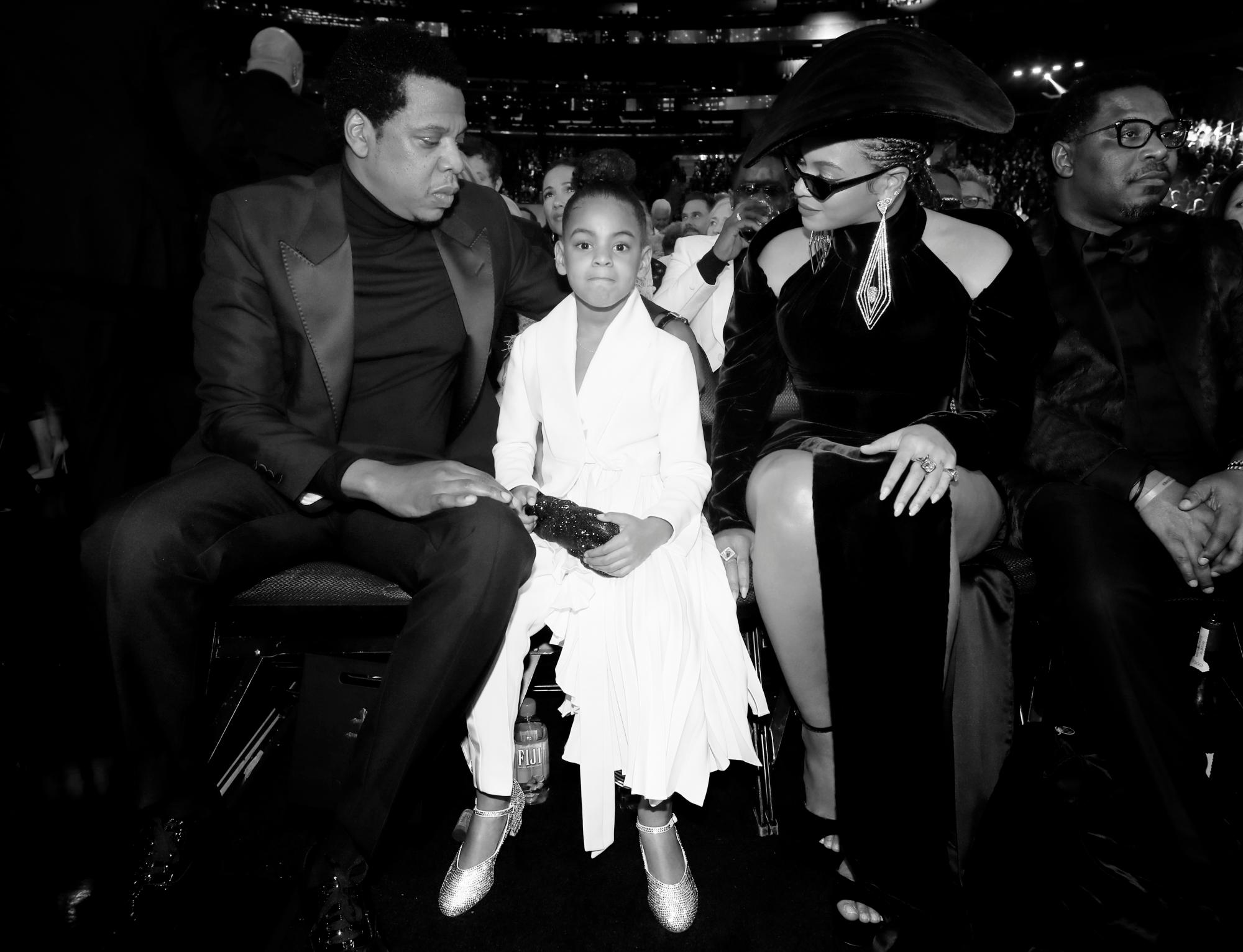 Blue Ivy Carter y sus padres en la celebración 60 de los Grammy 