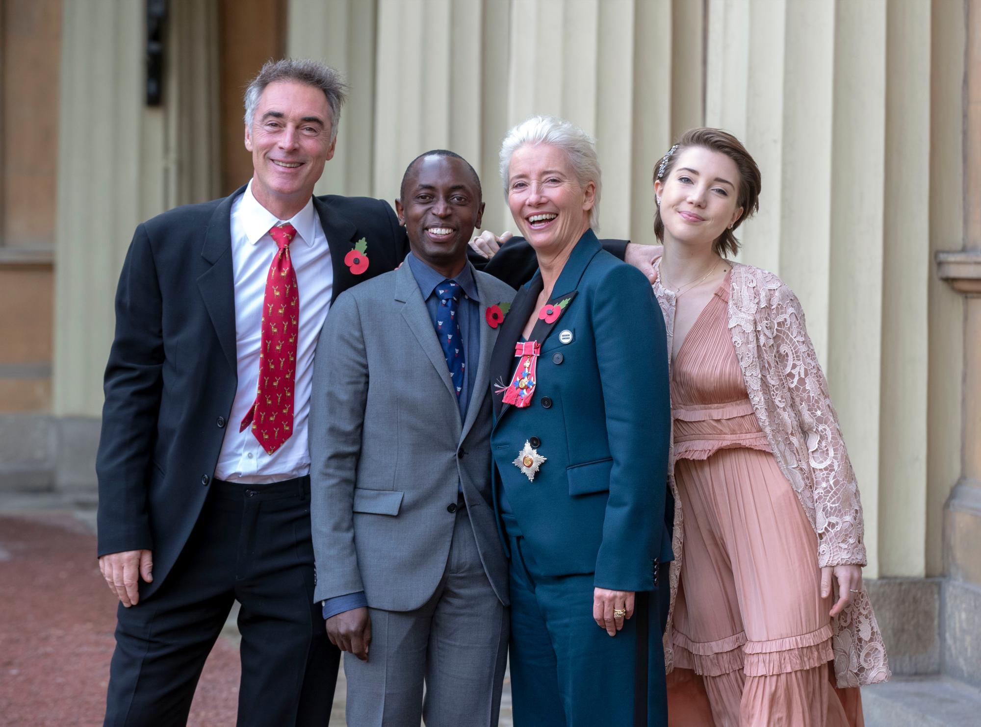 Emma Thompson junto a su esposo Greg Wise y sus hijos Gaia Wise y Tindy Agaba tras la ceremonia en el Palacio de Buckingham.