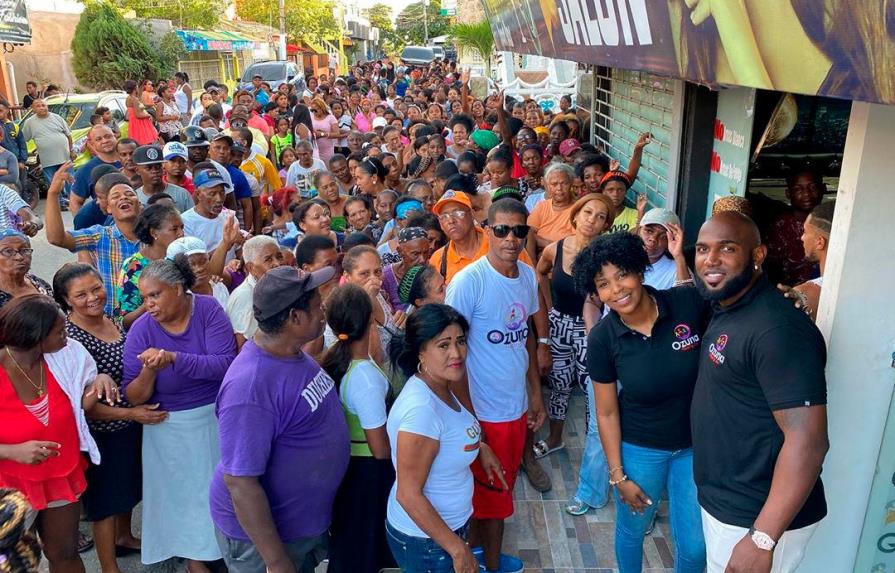 El pelotero Marcell Ozuna entrega cientos de cajas navideñas en Boca Chica y San Pedro