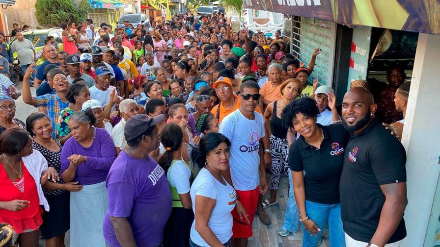 El pelotero Marcell Ozuna entrega cientos de cajas navideñas en Boca Chica y San Pedro