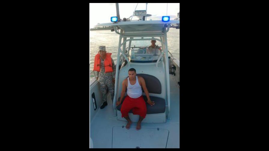 Armada Dominicana rescata una persona en Boca Chica 